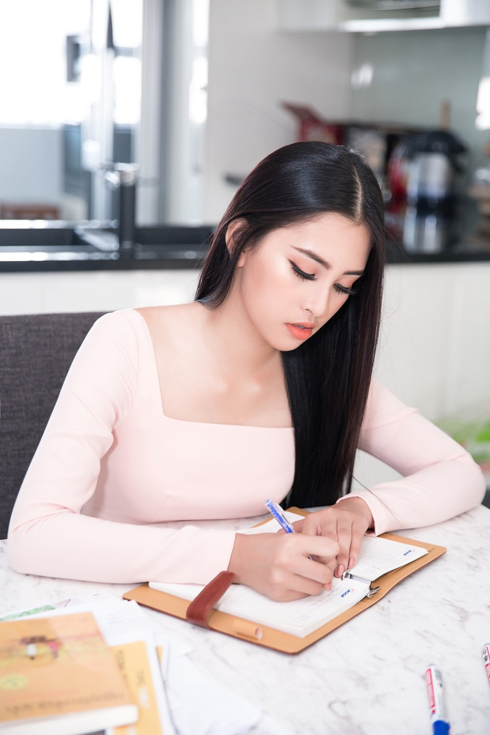 陈小薇为2018年世界小姐选美大赛做准备。图自越通社