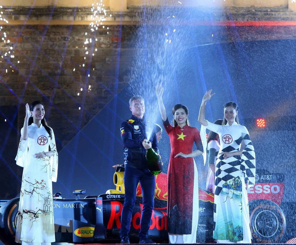 河内市举办一场精彩的艺术晚会，庆祝河内成功获得F1的举办权。图自越通社