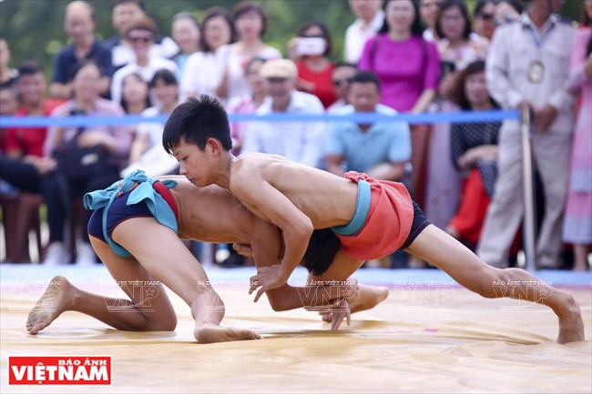 传统摔跤比赛通常有两场，每场5分钟。