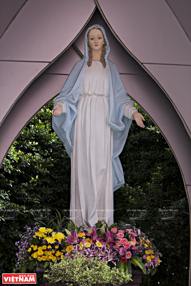 教堂外部门廊等部位布满精美雕饰，内部四周均为小祈祷室，每间的神龛、雕塑及装饰都不同。越南画报记者 邓金芳