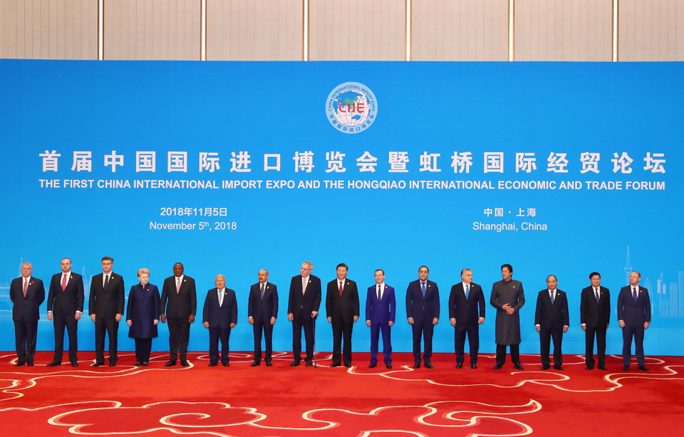 政府总理阮春福（右三）与各国领导合影。越通社记者 统一 摄