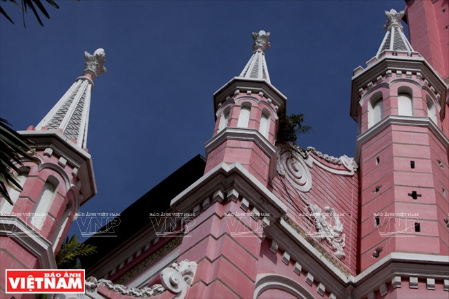 迷人的粉红色外墙使新定教堂成为西贡最抢眼的建筑。越南画报记者 邓金芳