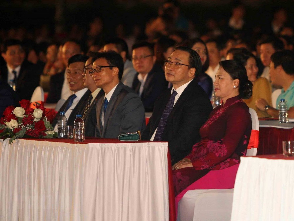 越南国会主席阮氏金银出席艺术晚会。图自越通社