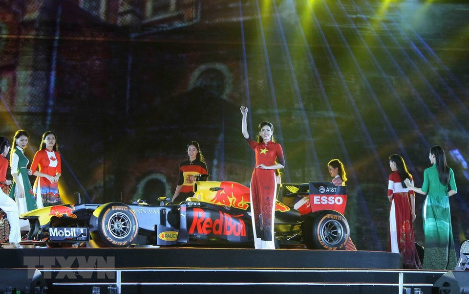 河内市举办一场精彩的艺术晚会，庆祝河内成功获得F1的举办权。图自越通社