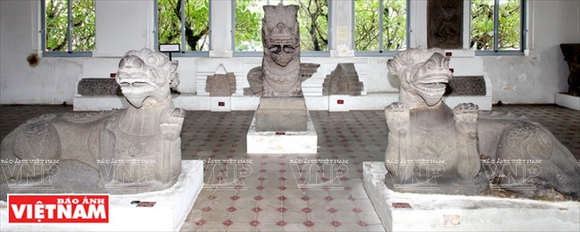 所展出的每个作品揭示在地下沉睡数百年前的古代文明隐藏的价值。越通社记者 摄