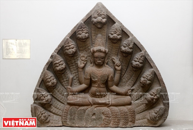 所展出的每个作品揭示在地下沉睡数百年前的古代文明隐藏的价值。越通社记者 摄