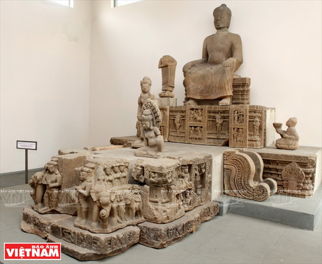 所展出的每个作品揭示在地下沉睡数百年前的古代文明隐藏的价值。越通社记者 摄