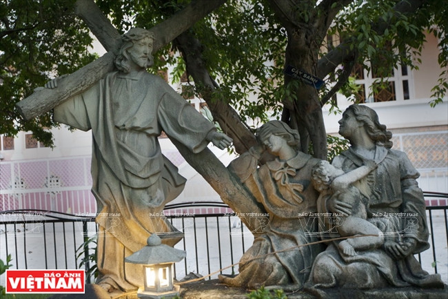 这座哥特式的耶稣圣心堂是西贡最古老和最重要的罗马天主教机构。越南画报记者 邓金芳