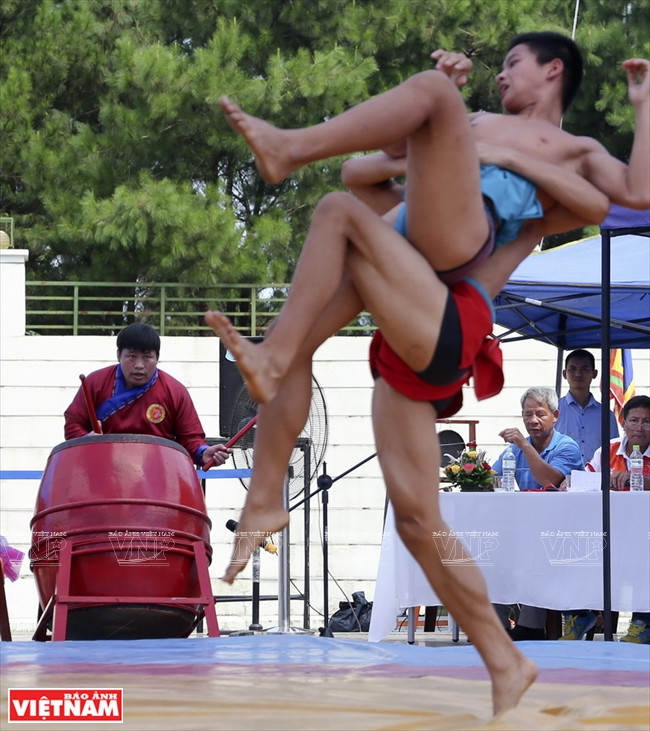 传统摔跤比赛。