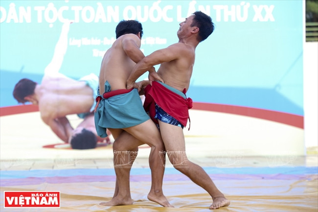 第20届全国青少年民族摔跤锦标赛的裁判按照传统习俗进行开赛仪式。