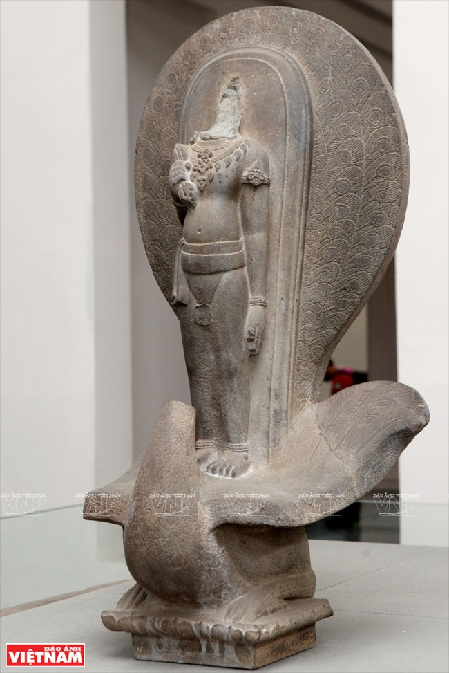 所展出的每个作品揭示在地下沉睡数百年前的古代文明隐藏的价值。越通社记者 摄