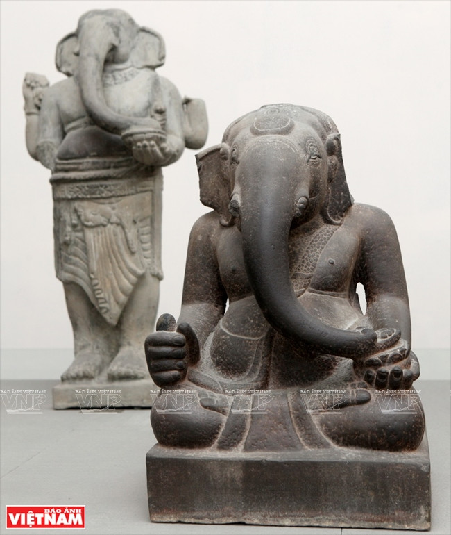 所展出的每个作品揭示在地下沉睡数百年前的古代文明隐藏的价值。越通社记者 摄