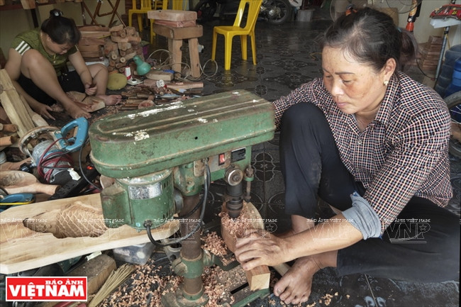 月饼模的若干细节使用机器制作。