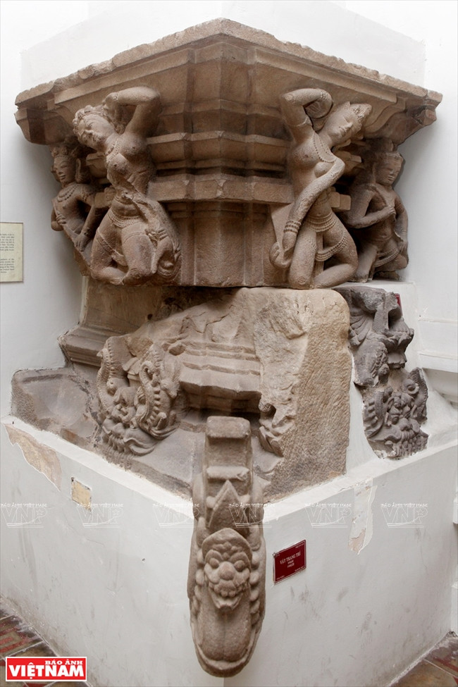 所展出的每个作品揭示在地下沉睡数百年前的古代文明隐藏的价值。越通社记者 摄