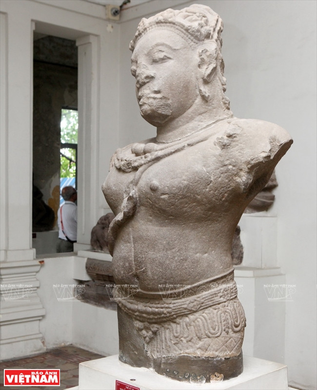 所展出的每个作品揭示在地下沉睡数百年前的古代文明隐藏的价值。越通社记者 摄