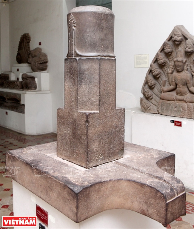 所展出的每个作品揭示在地下沉睡数百年前的古代文明隐藏的价值。越通社记者 摄