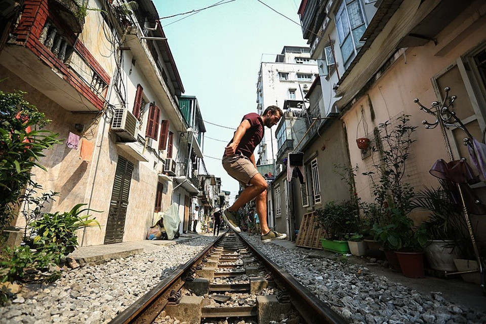 外国游客对河内市铁路街道非常感兴趣。越通社记者 仲德 摄