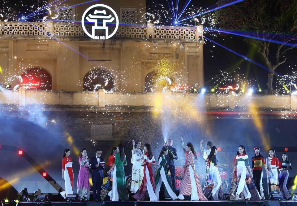 河内市举办一场精彩的艺术晚会，庆祝河内成功获得F1的举办权。图自越通社