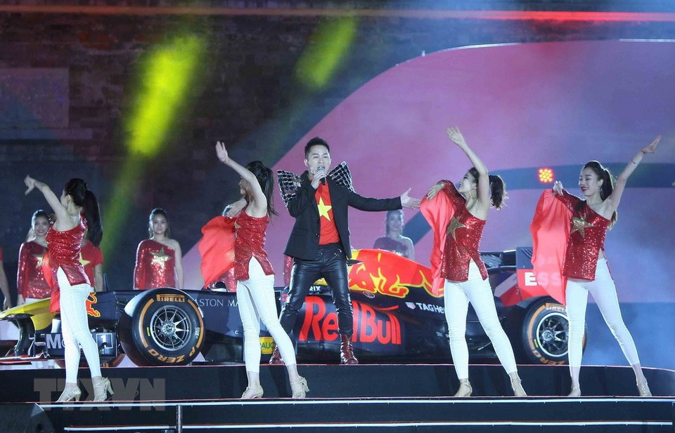 河内市举办一场精彩的艺术晚会，庆祝河内成功获得F1的举办权。图自越通社