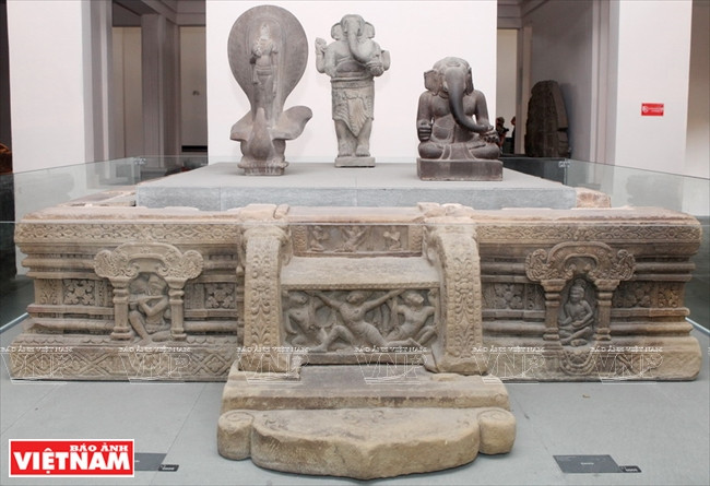 所展出的每个作品揭示在地下沉睡数百年前的古代文明隐藏的价值。越通社记者 摄
