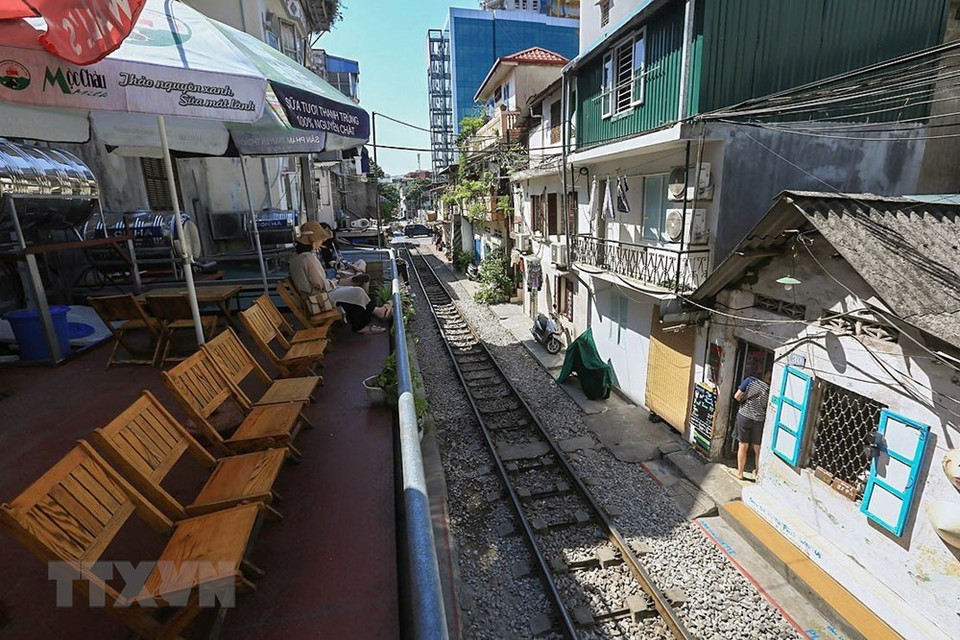外国游客对河内市铁路街道非常感兴趣。越通社记者 仲德 摄