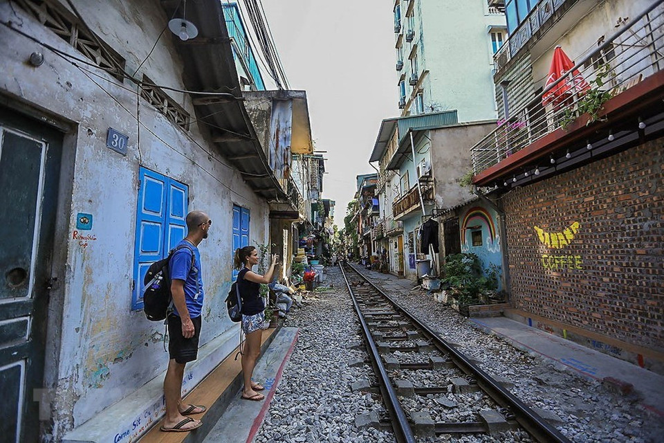 外国游客对河内市铁路街道非常感兴趣。越通社记者 仲德 摄