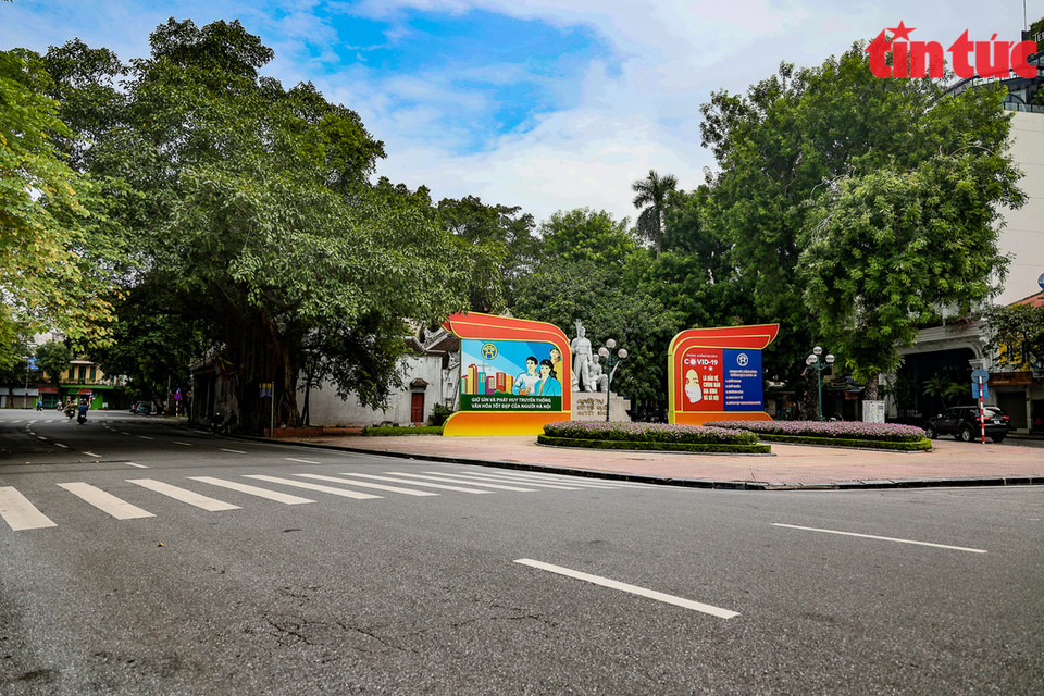 标志着河内市军民在保卫首都河内60昼夜之战取得的功绩的敢死军纪念碑空无一人。图自越通社