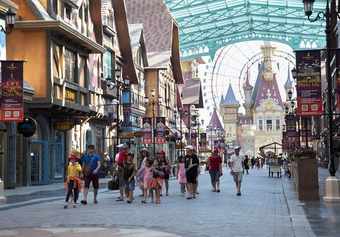 游客参观坚江省富国岛观赏中古时期带有欧洲风格的建筑工程。图自越通社