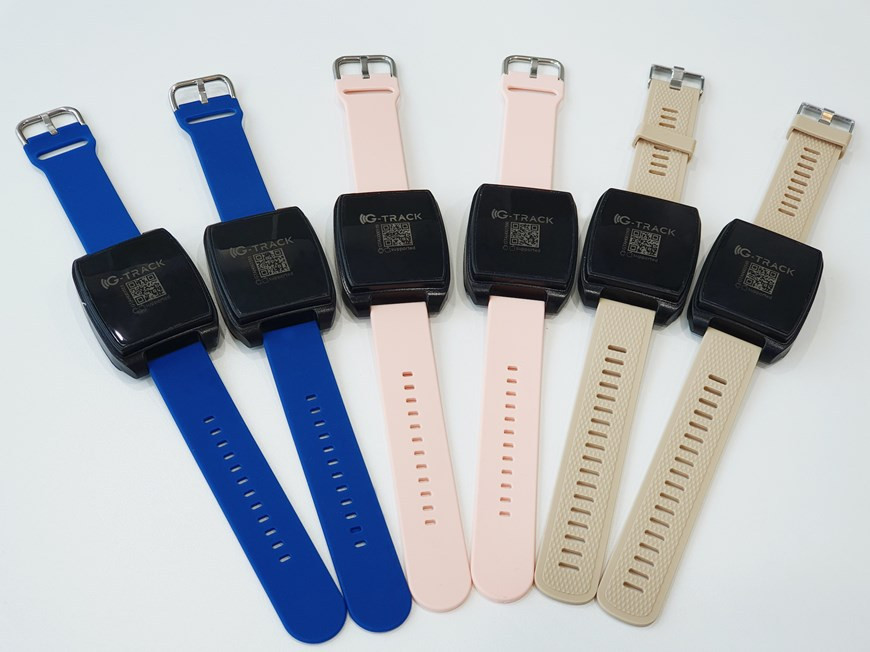 隔离电子围栏智能监控手环有三个不同颜色。图片来源：Ginnovations