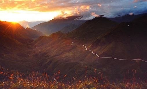 西北地区黄昏时分云雾缭绕的山脉美景胜似梦中的仙境。图自越南画报