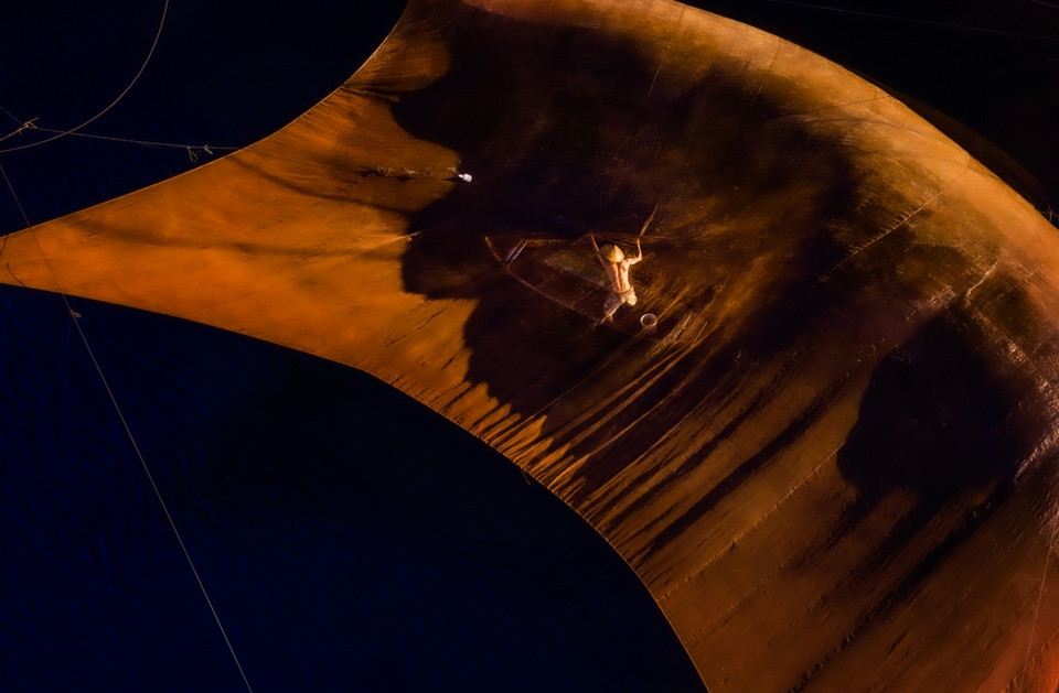 摄影师阮晋俊的《在湖泊上探渔网》摄影作品进入世界无人机摄影大赛最后一轮。图片来源：vnexpress.net