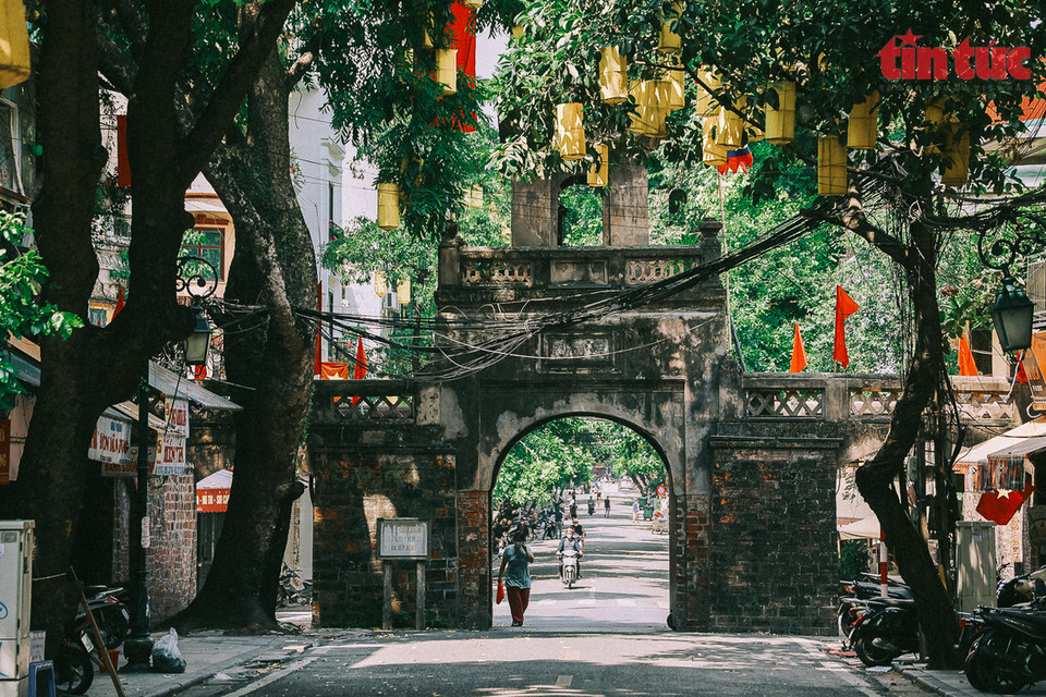 平时人满为患的官掌城门在河内市实施社交限制措施期间来往的人寥寥无几。图自越通社