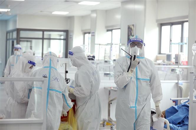 该医院的医务人员日夜兼程，努力把新冠肺炎患者从生死线上拉了回来。图片来源：越通社