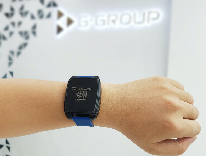智能手环是越南制作的设备，被用于人员的居家隔离观察，协助追踪佩戴者曾经去过的地方；具有体温传感器。图片来源：Ginnovations。