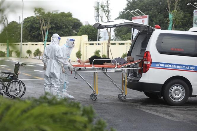 2021年9月25日，栋多郡92岁患者是首位治愈出院的新冠肺炎危重症患者。图片来源：越通社