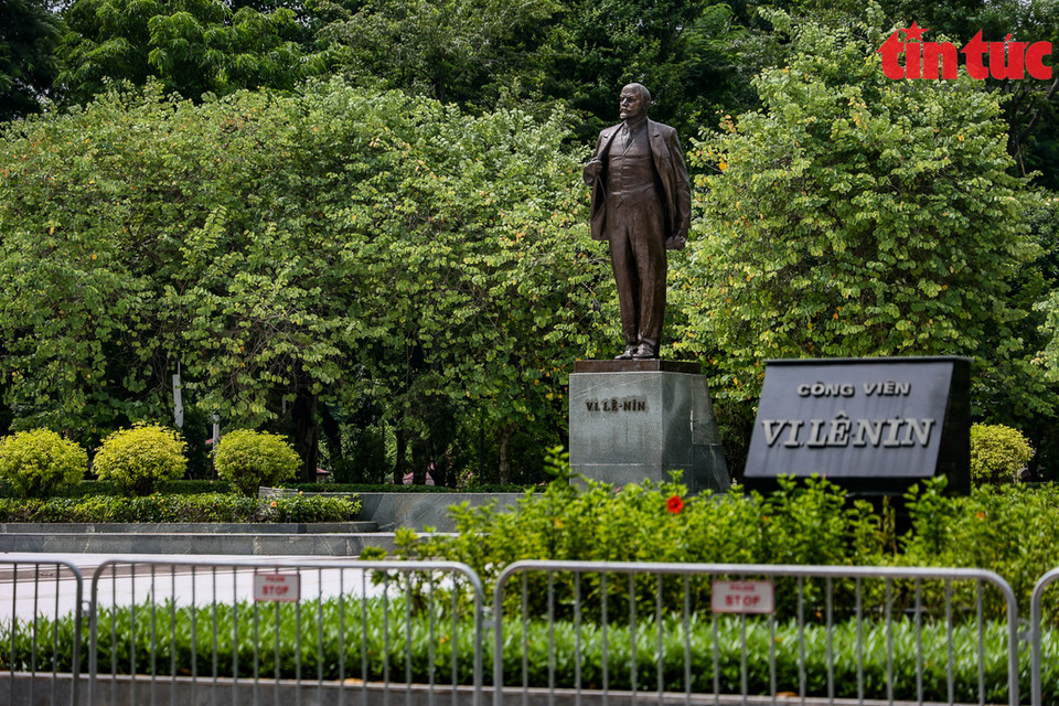 为了实施社交距离措施，列宁公园暂时闭园。图自越通社