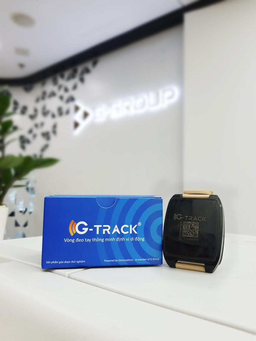 该手环安装全球定位系统和动位置服务，设有步数、跑步的传感器和运动卡路里计算器。 集中管理系统有助于及时发现与处理违反隔离规定的行为。图片来源：Ginnovations