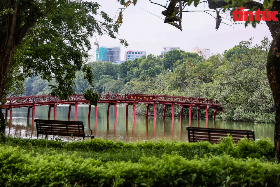 栖旭桥空无一人。图自越通社