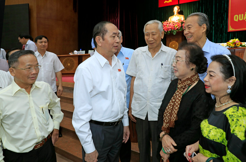 陈大光主席与胡志明市选民交谈。越通社记者 颜创 摄