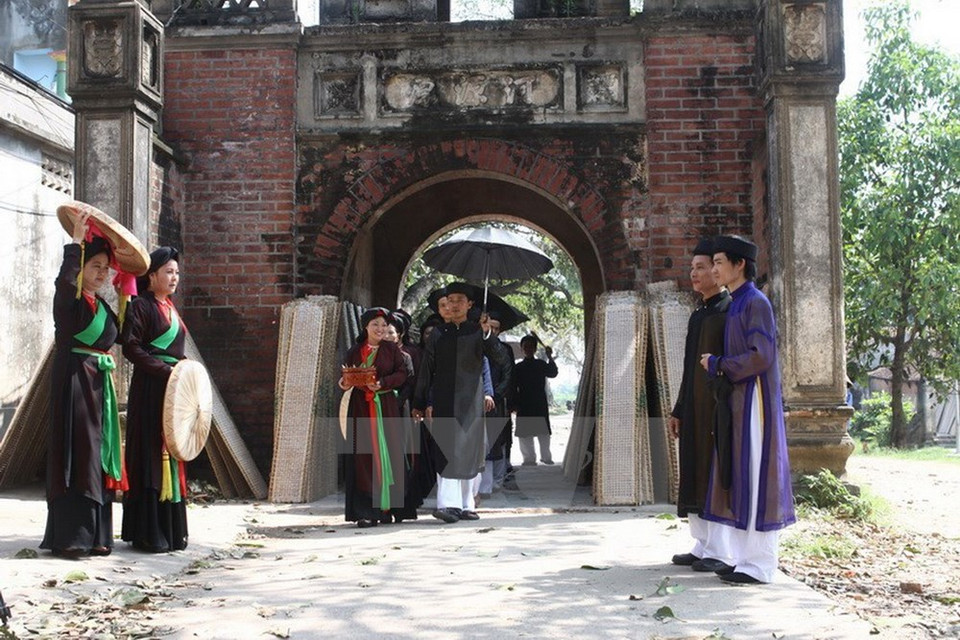 北宁官贺民歌是越南辽阔的北部平原最具有特色的民歌调子，是越南民歌宝库中旋律最丰富、婉折、抒情的一种民歌体门类。官贺民歌于2009年入选世界非物质文化遗产。（图片来源：越通社）