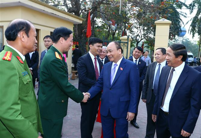 阮春福与海防市代表握手。（图片来源：越通社）