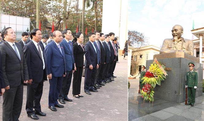 阮春福与海防市代表向胡志明主席塑像敬香和献花。（图片来源：越通社）