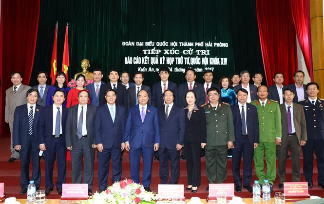 阮春福与海防市国会代表合影。（图片来源：越通社）