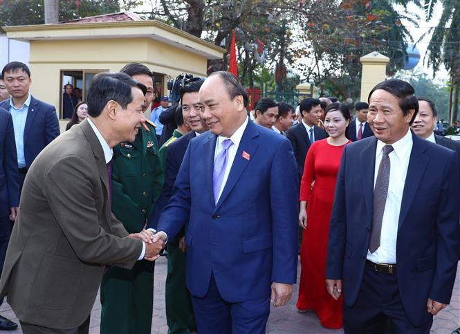 阮春福与海防市代表握手。（图片来源：越通社）