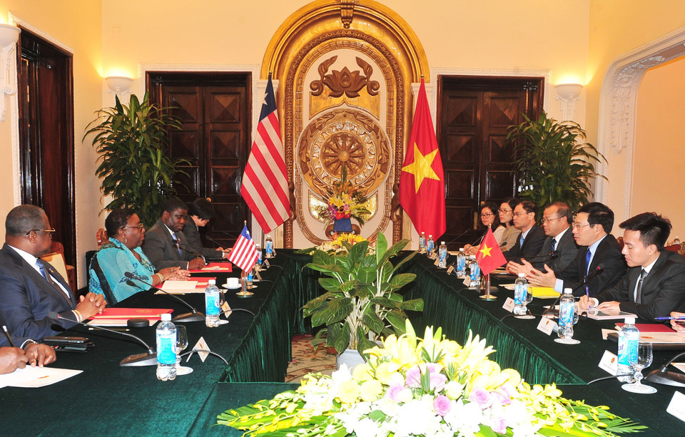 范平明与利比里亚外交部部长马扬•卡马拉举行会谈。（越通社记者阮康 摄）