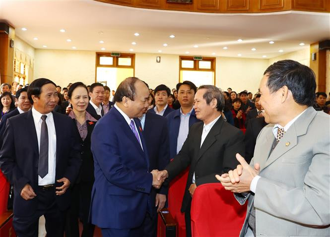 阮春福与海防市代表握手。（图片来源：越通社）