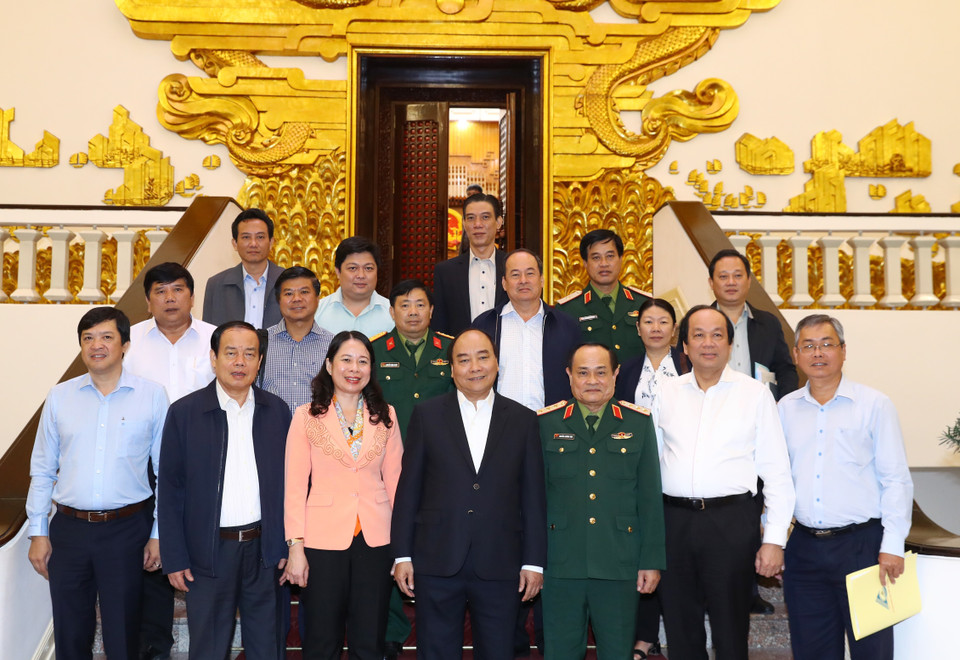 越南政府总理阮春福和安江省骨干领导合影。（图片来源：越通社）