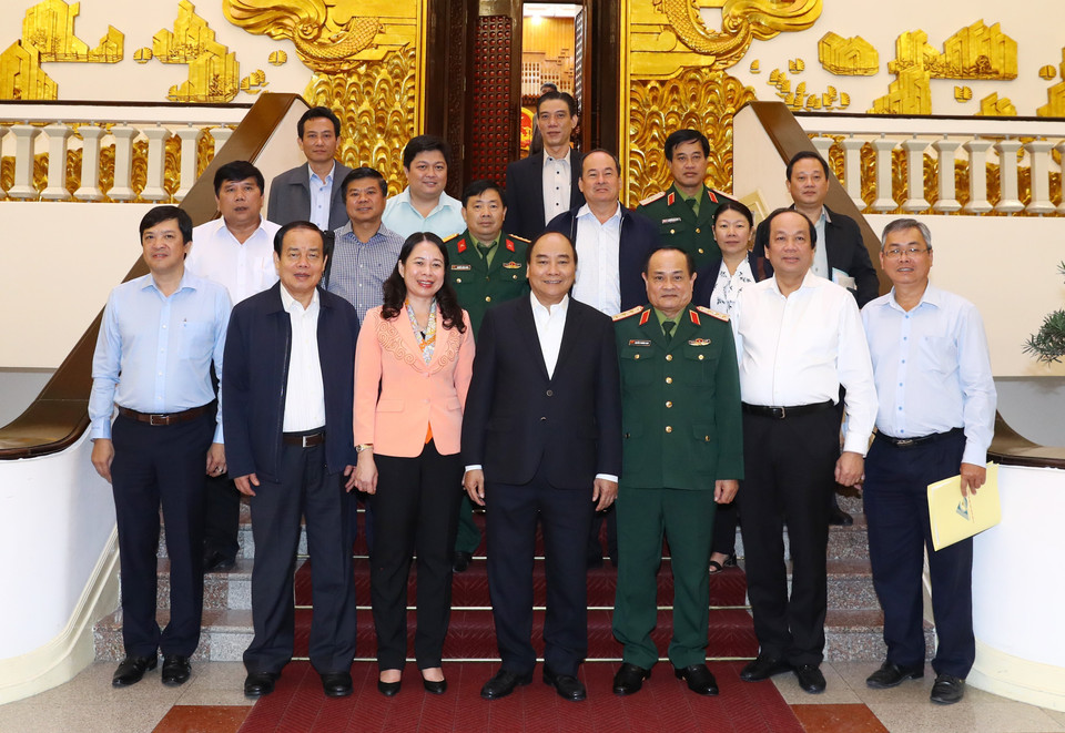 越南政府总理阮春福和安江省骨干领导合影。（图片来源：越通社）