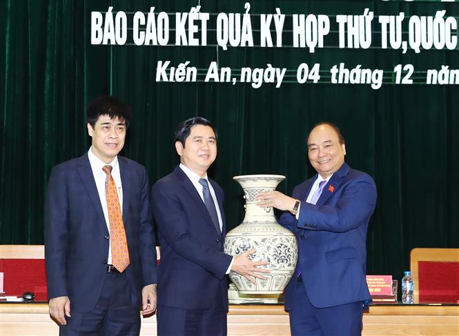 阮春福向建安郡赠送礼品。（图片来源：越通社）