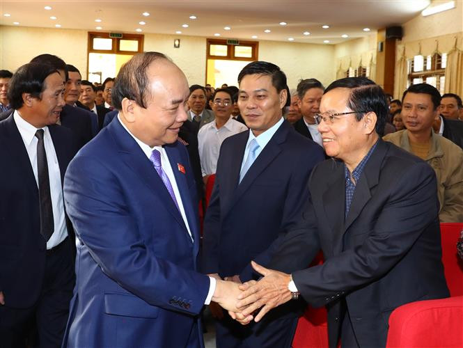 阮春福与海防市代表握手。（图片来源：越通社）